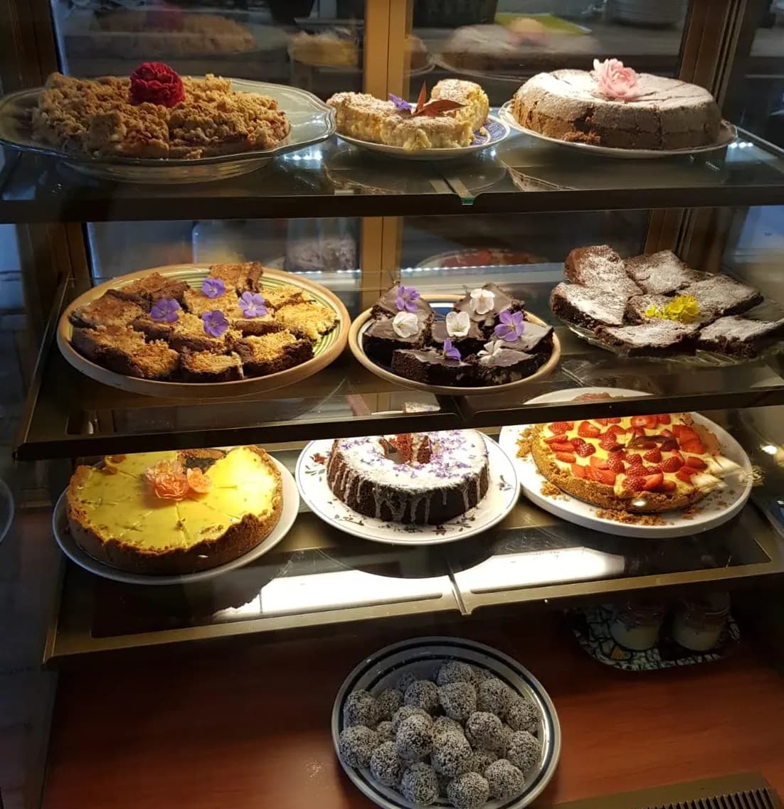 Systrarna på solhjulets välfylda disk med olika bakverk såsom pajer, chokladbollar och morotskaka.