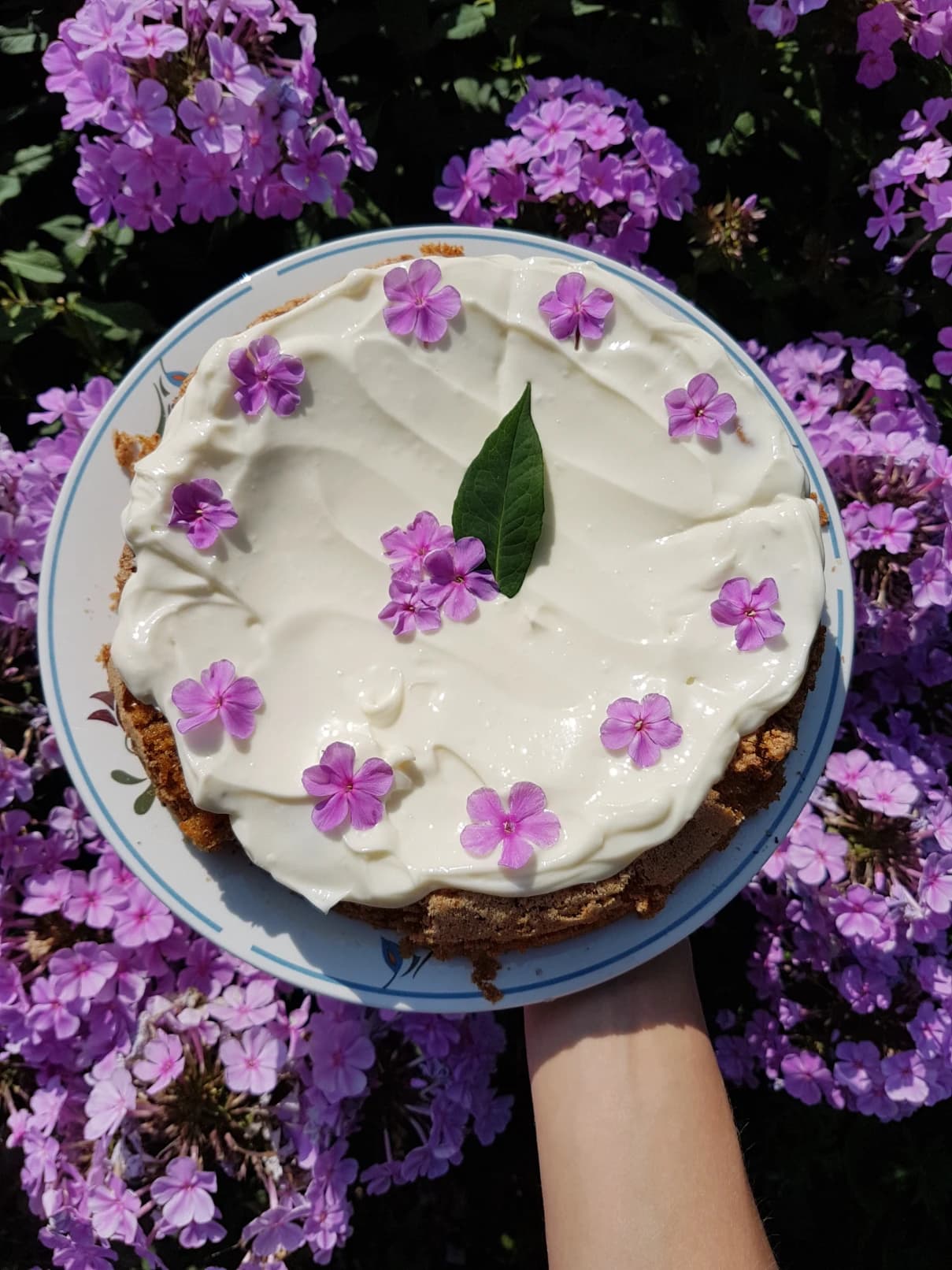 Bakverk dekorerat med frosting och ätbara blommor.