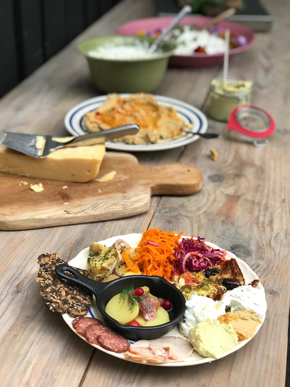 Svensk tapastallrik med chark, fröknäcke, sill, sallad och olika röror.
