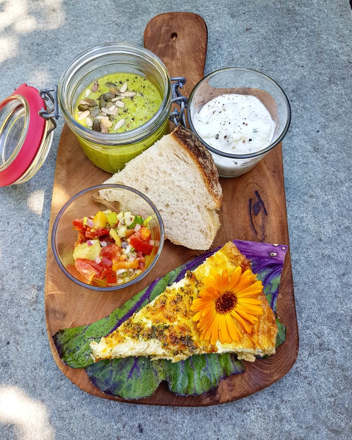 Medelhavspaj serverad med en liten sallad vid sidan och två skålar med röror och en brödbit.