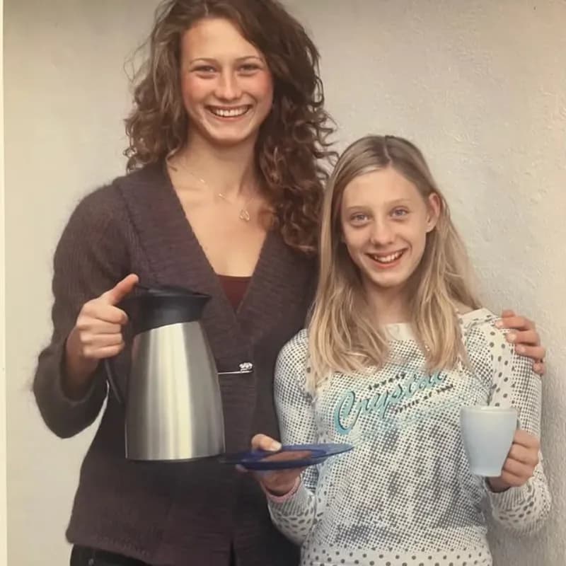 Systrarna i yngre tappning när de startade caféet