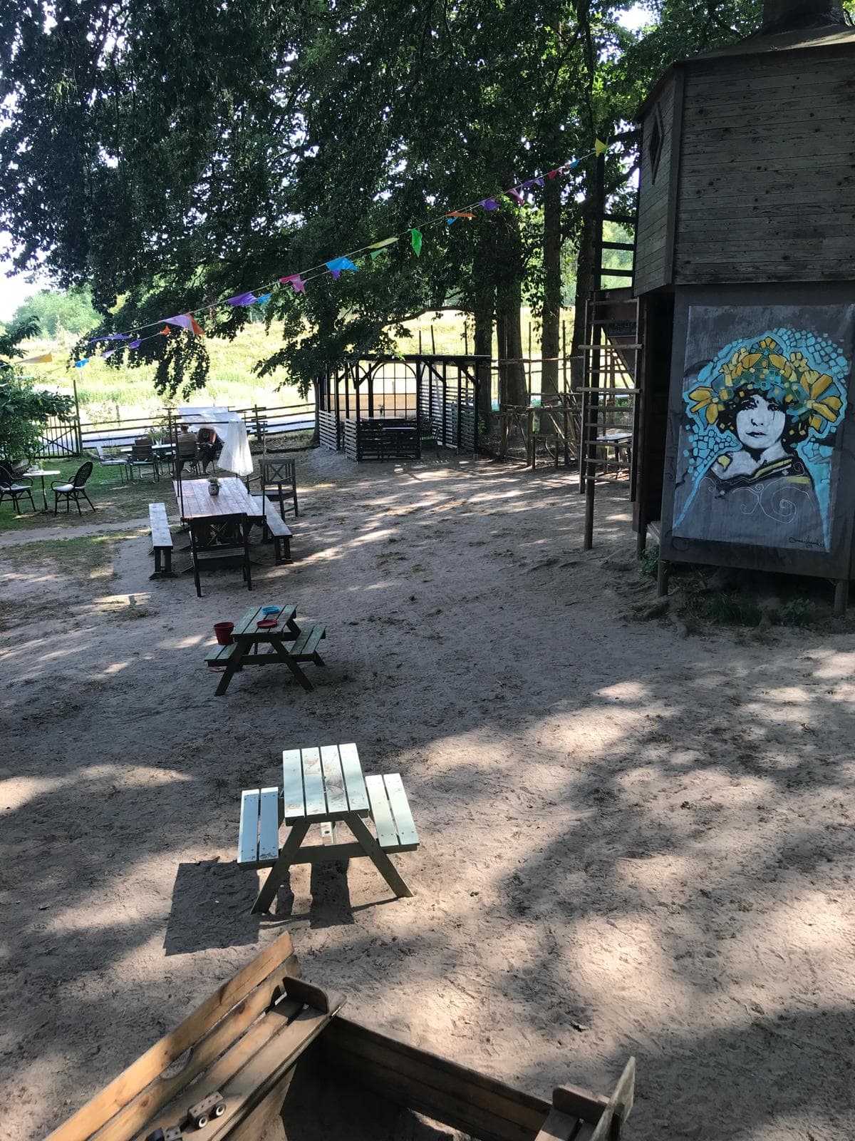 Små lekbord och klätterställning i trädgården.